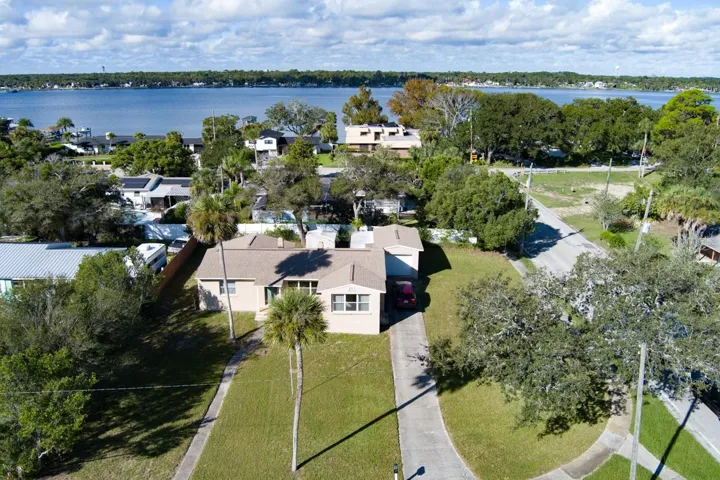 Front of home showing location to Halifax River