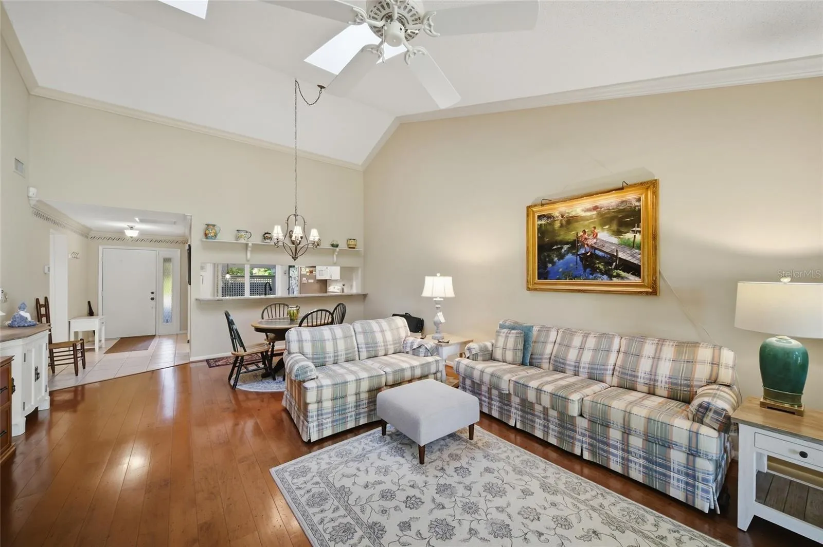 Airy living space with vaulted ceiling