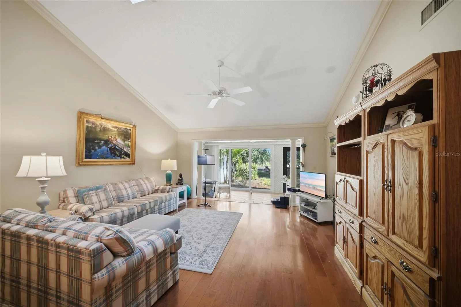 Bright living area with backyard Garden &amp; Golf Course view
