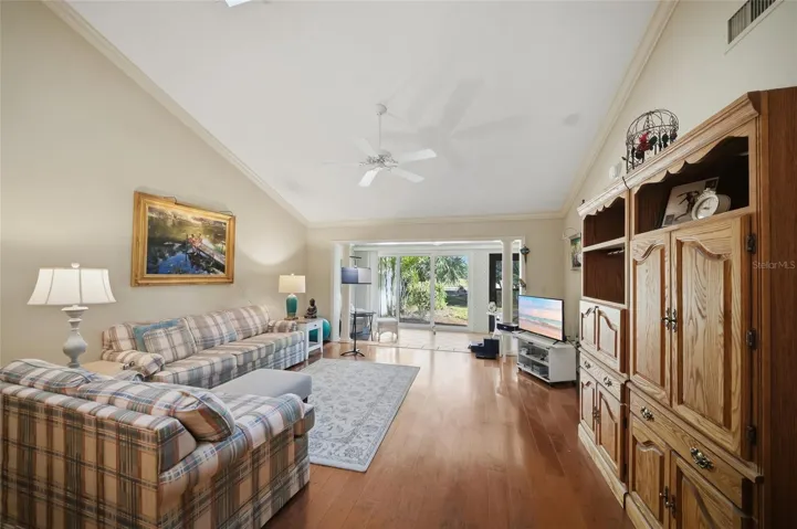 Bright living area with backyard Garden &amp; Golf Course view