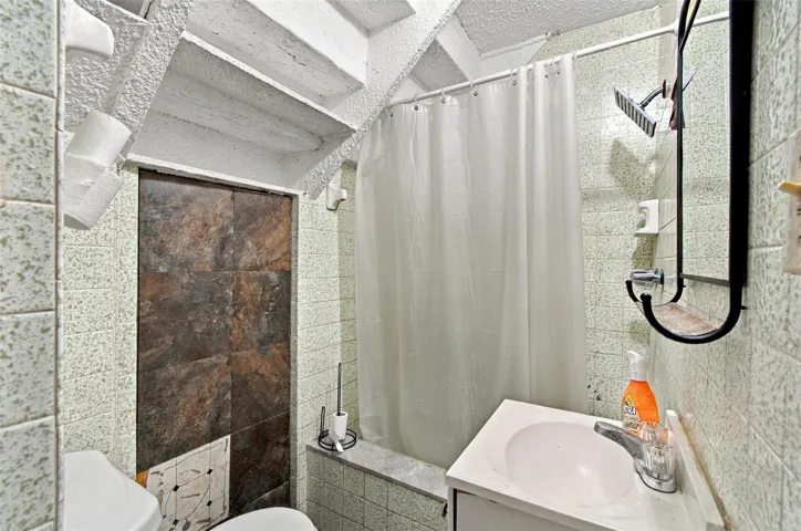 1st floor bath