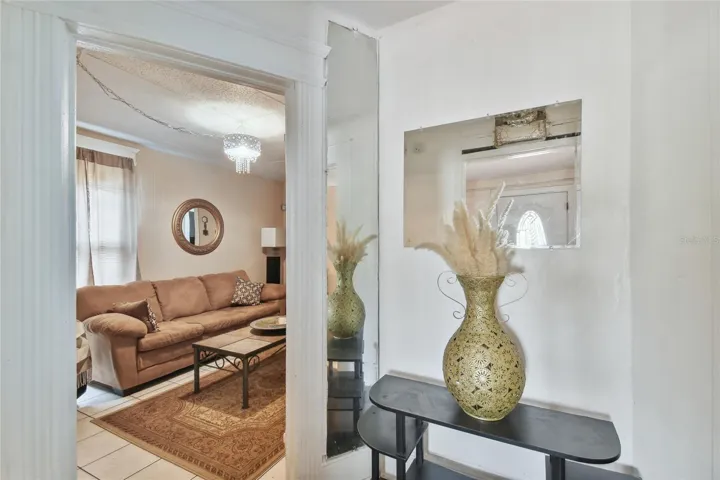2 bedroom Single Family House Foyer