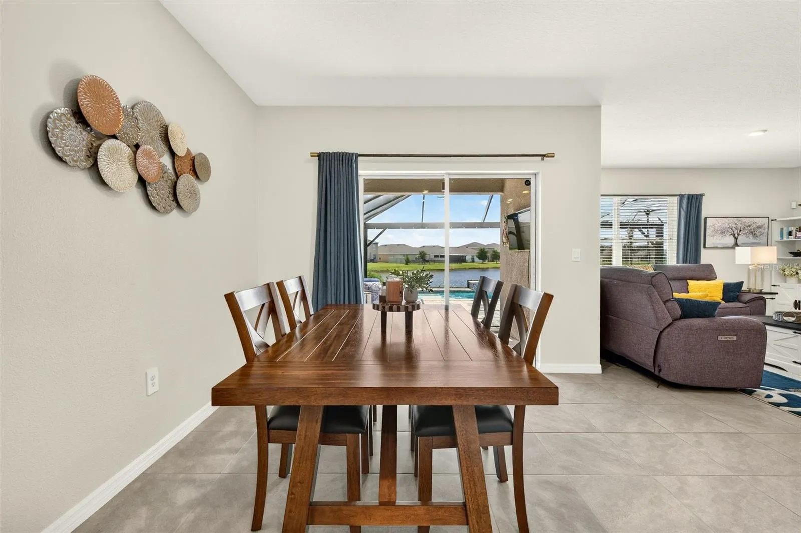 Spacious dining area for gatherings; room to expand the table are to 8 chairs