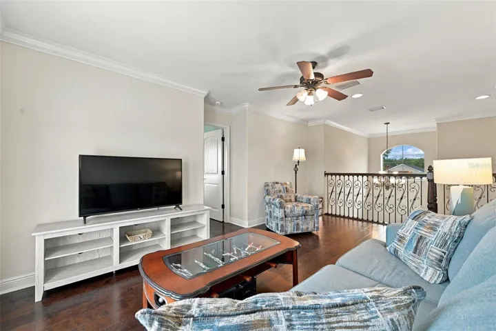 Upstairs loft area can become a second living room!