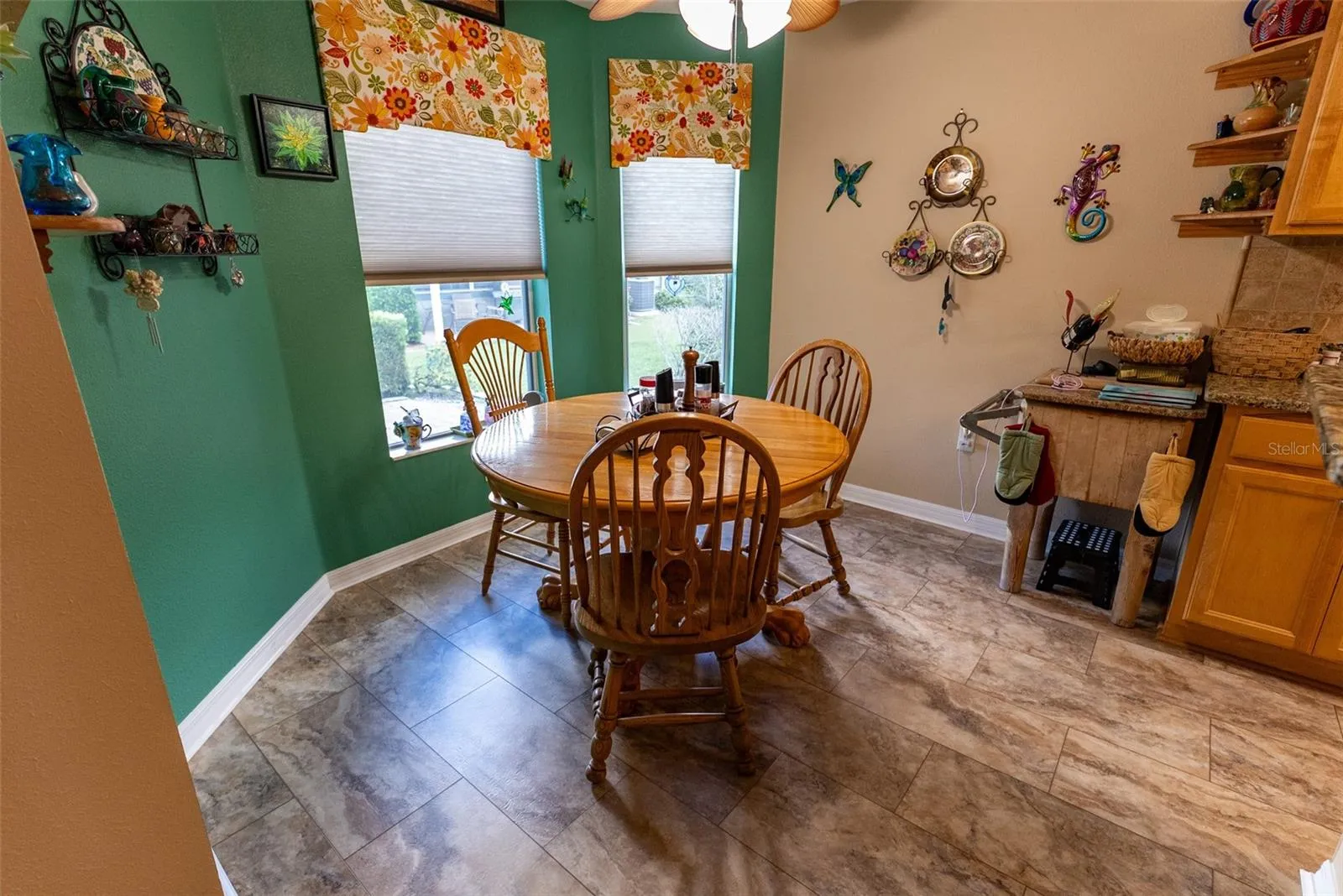 eat-in dining space