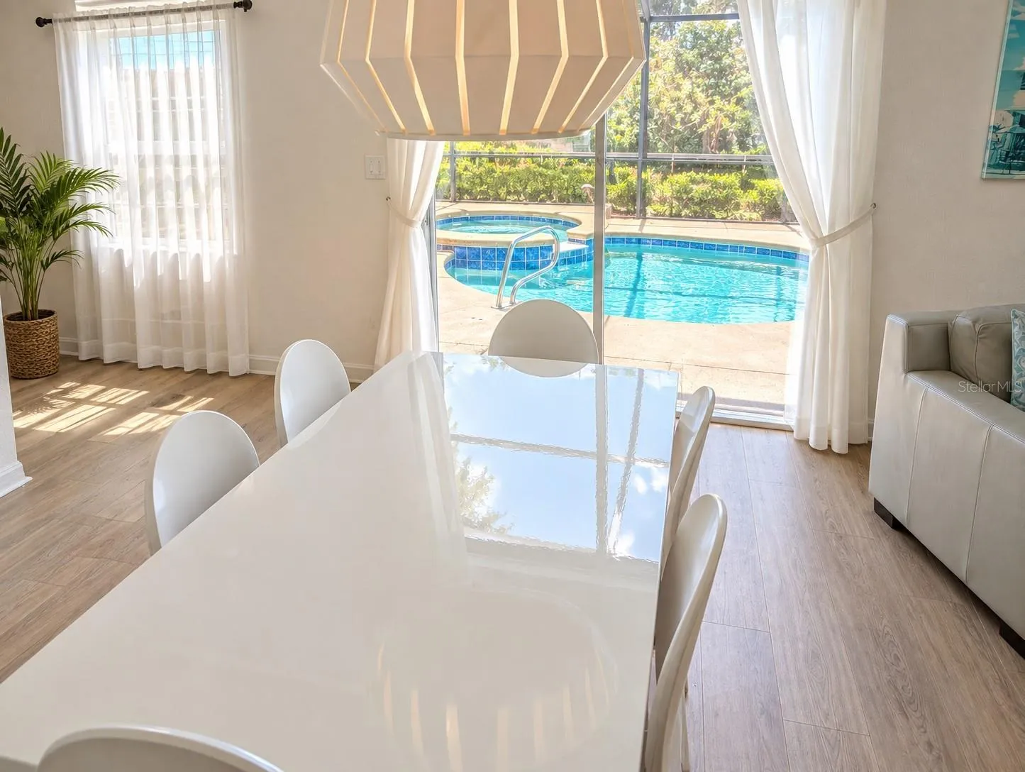 Kitchen + pool