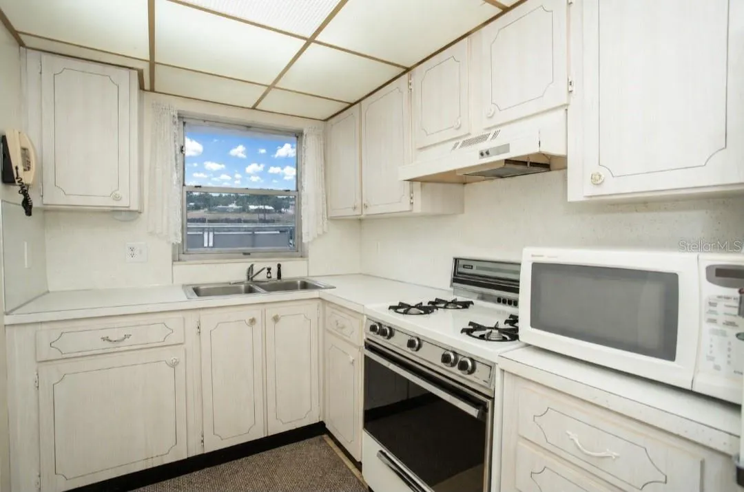 Kitchen w/Sm. Eat-in Area!
