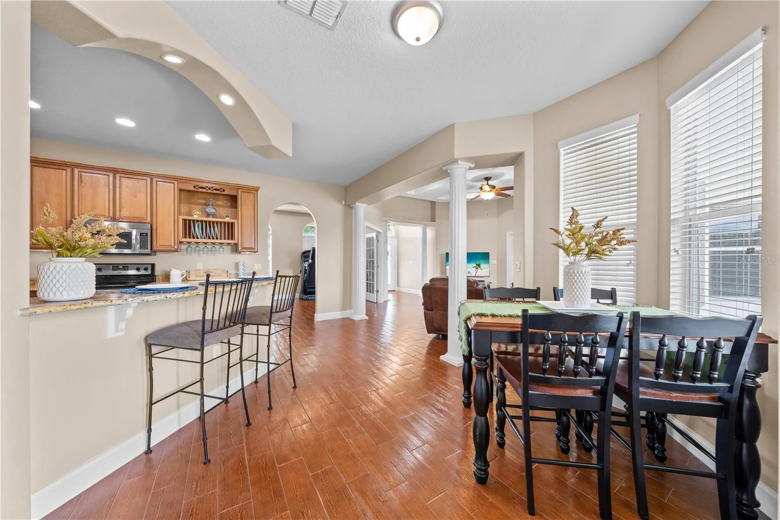 Breakfast Bar and Breakfast Nook