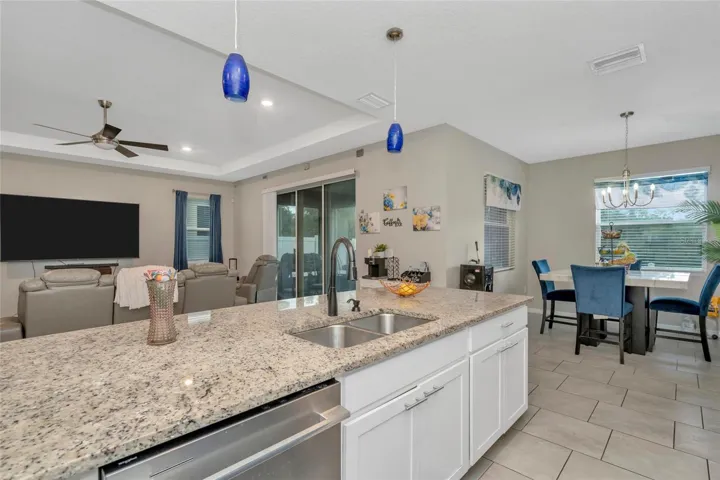 kitchen towards dinette