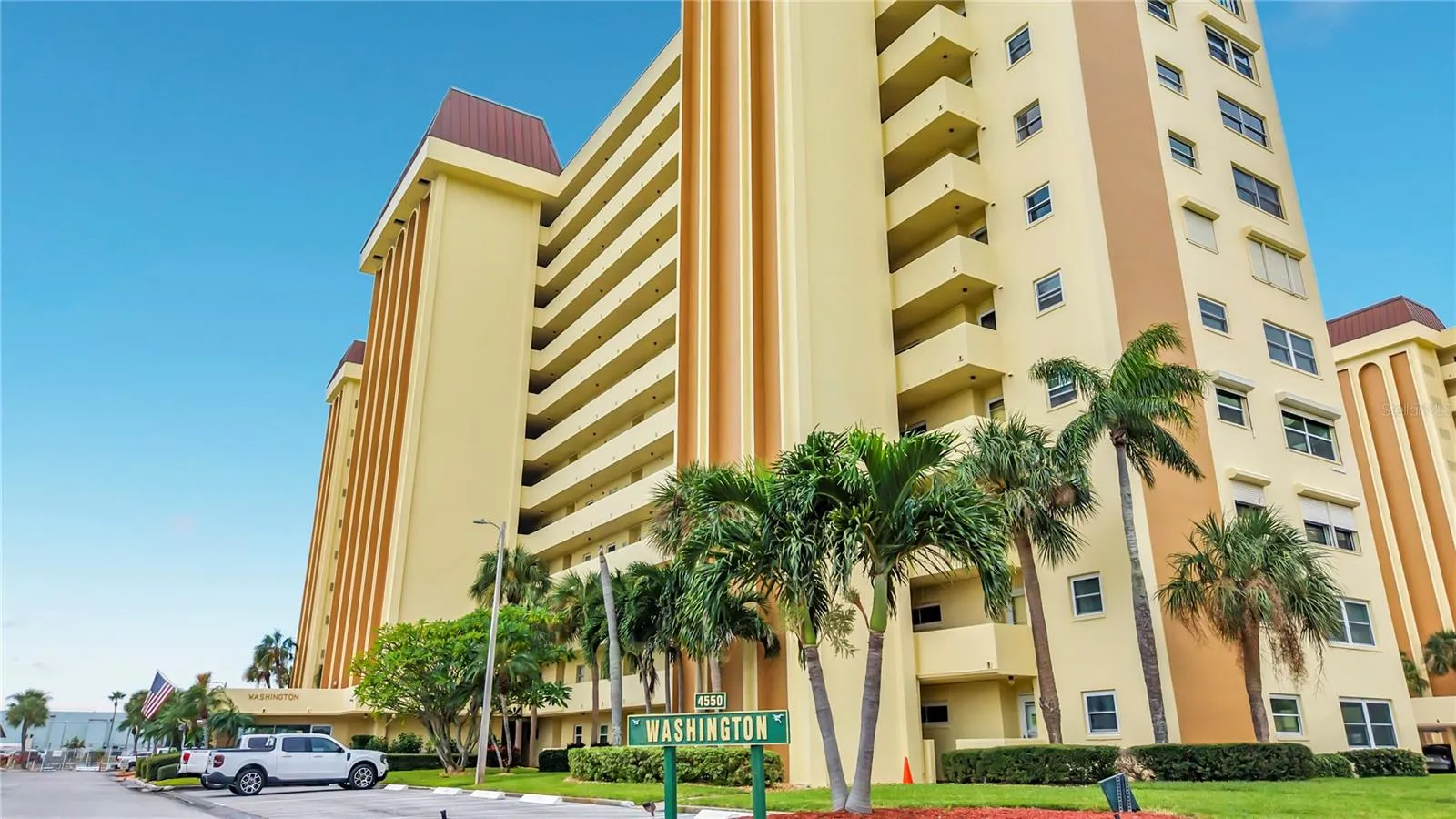 Welcome to the Washington Building with its tropical landscape and resort style living!