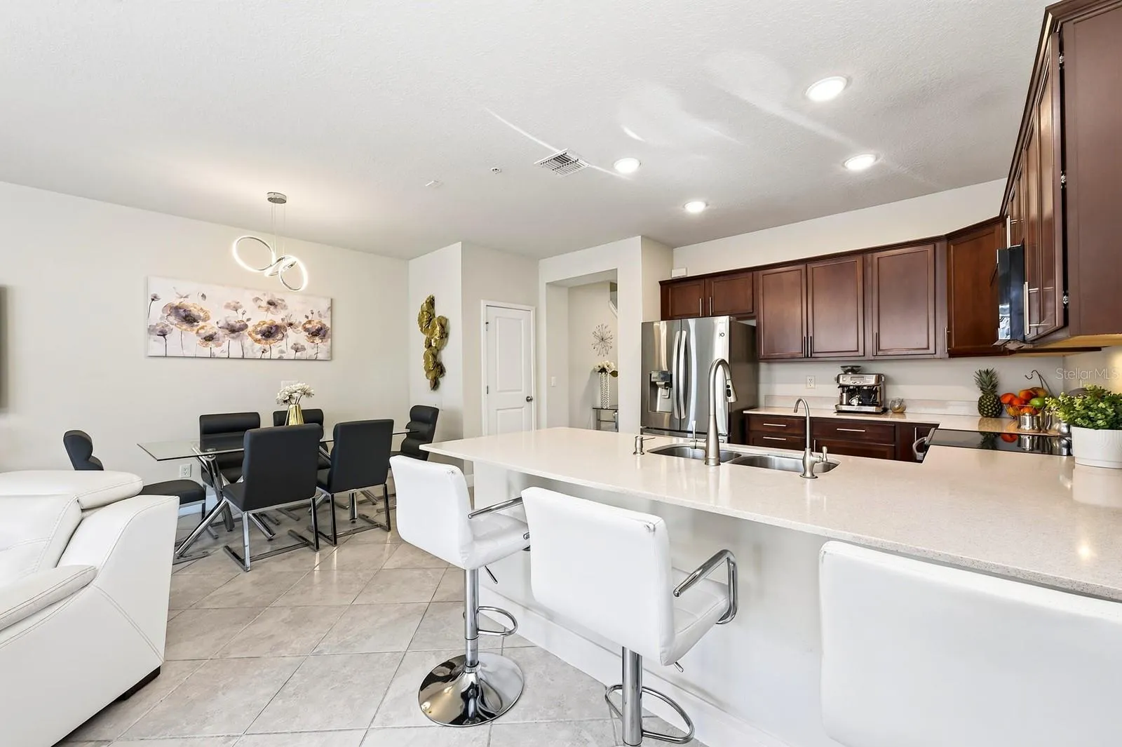 Kitchen features a pantry and large peninsula counter