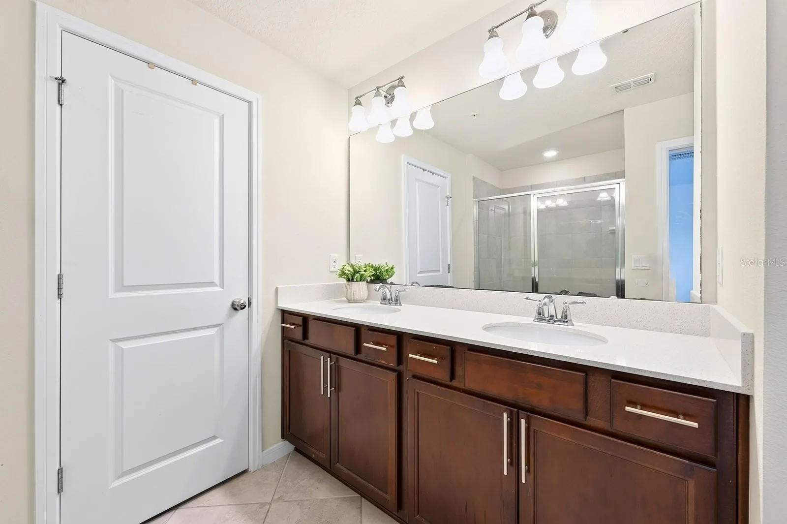 Dual sinks in the Primary Bath