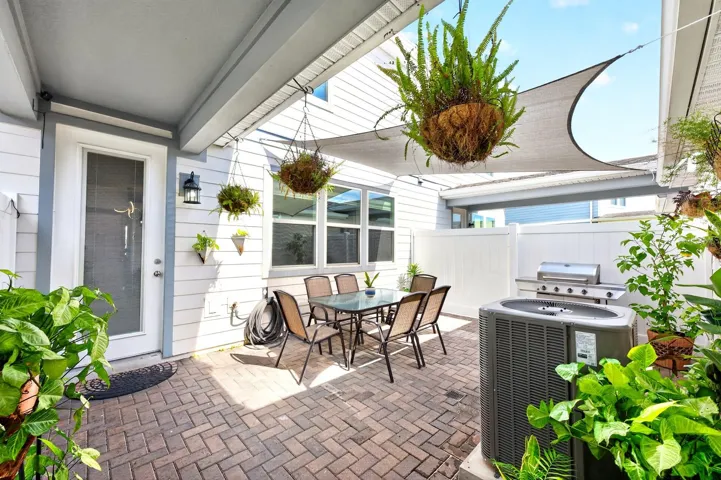 SHADE SAIL and GRILL included!