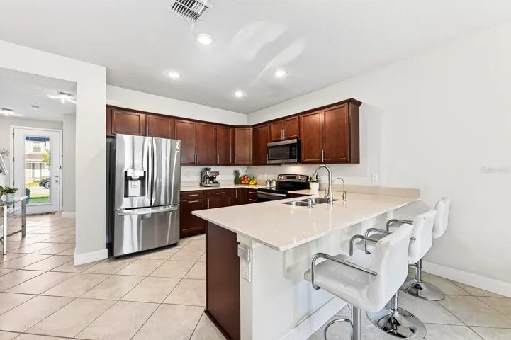 Breakfast bar, great for entertaining!