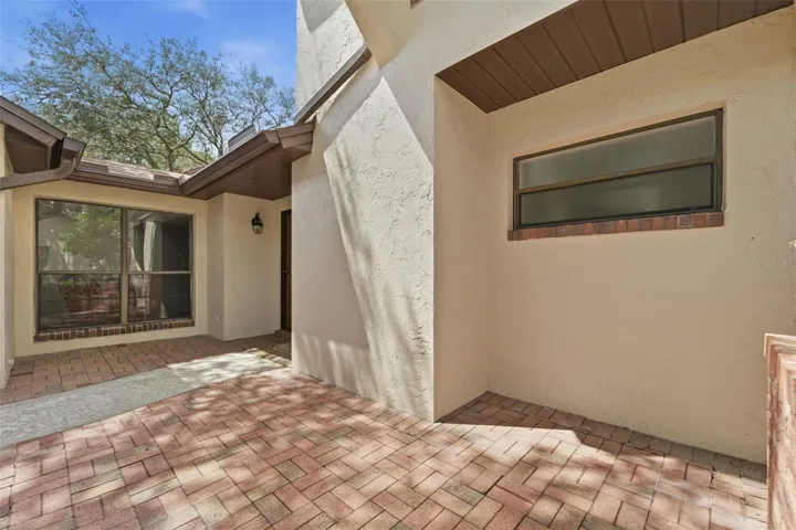 Front Porch/Courtyard