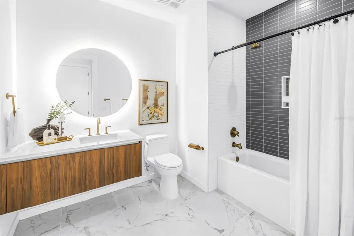 guest bath with shower/tub