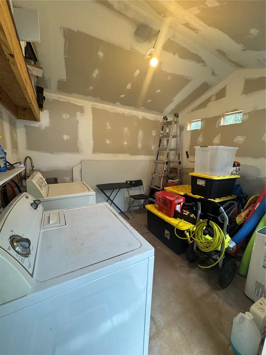 storage room with washer/dryer