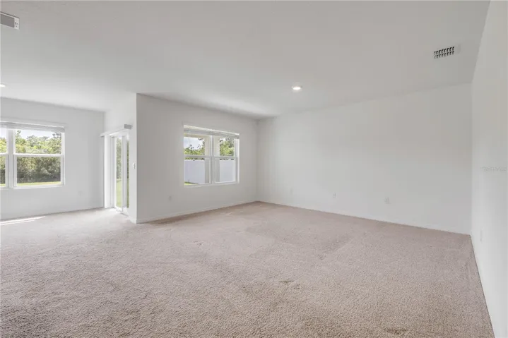 Living room/dining area