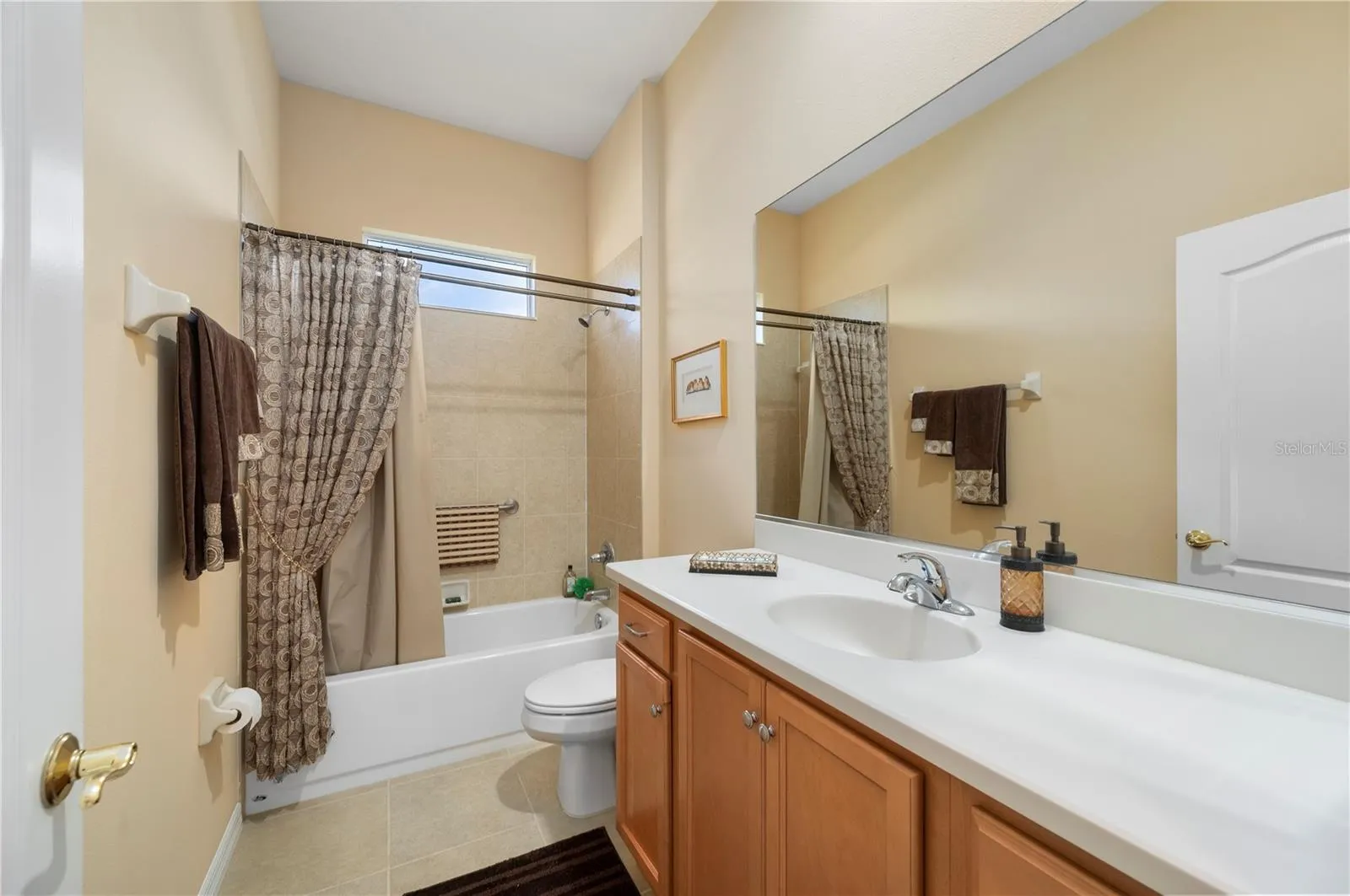 Guest bath with tub/shower combo