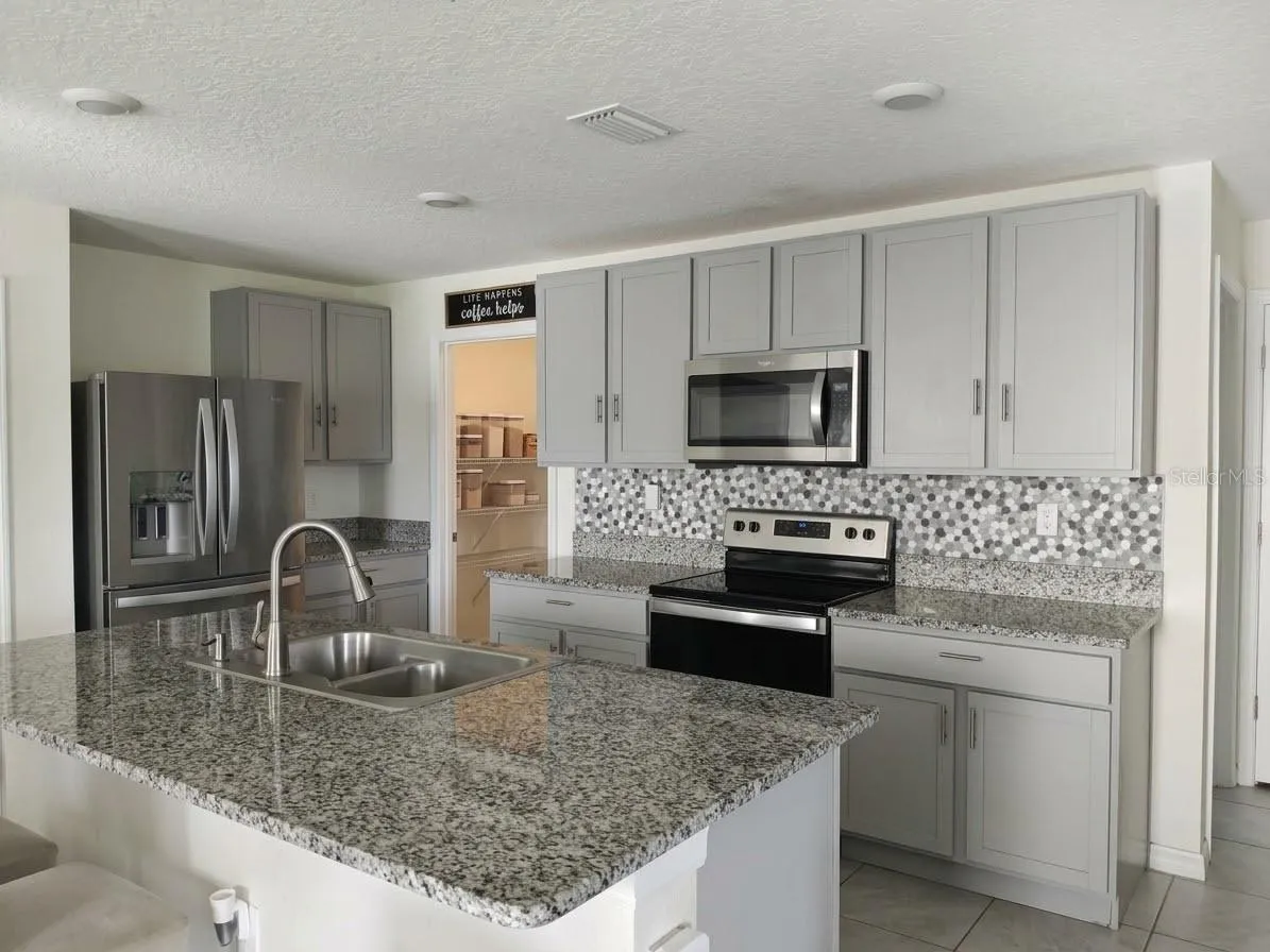 Open-concept kitchen "chef's triangle"