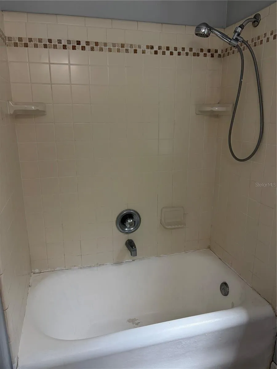 Tub / Shower unit B
