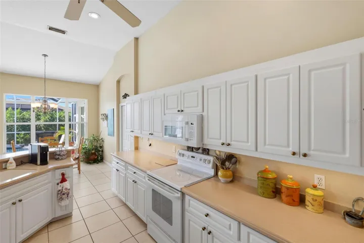 Well-appointed kitchen!