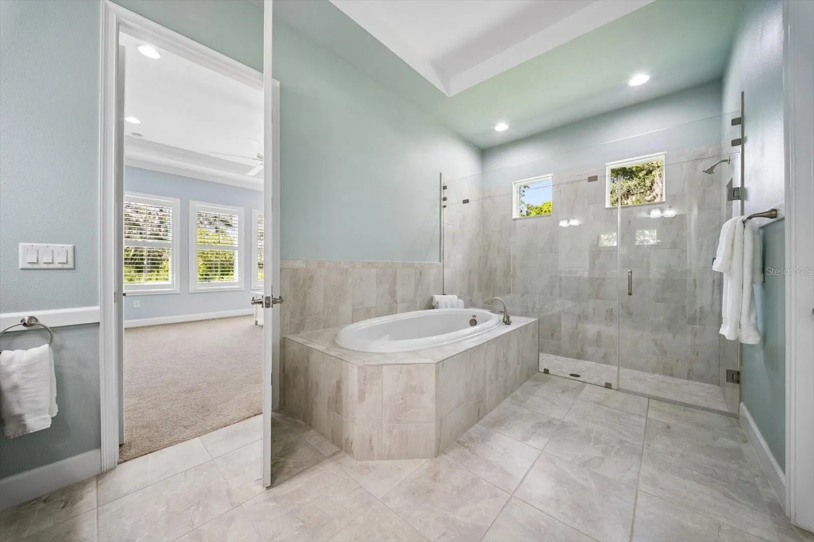 SOAKING TUB AND FRAMELESS SHOWER