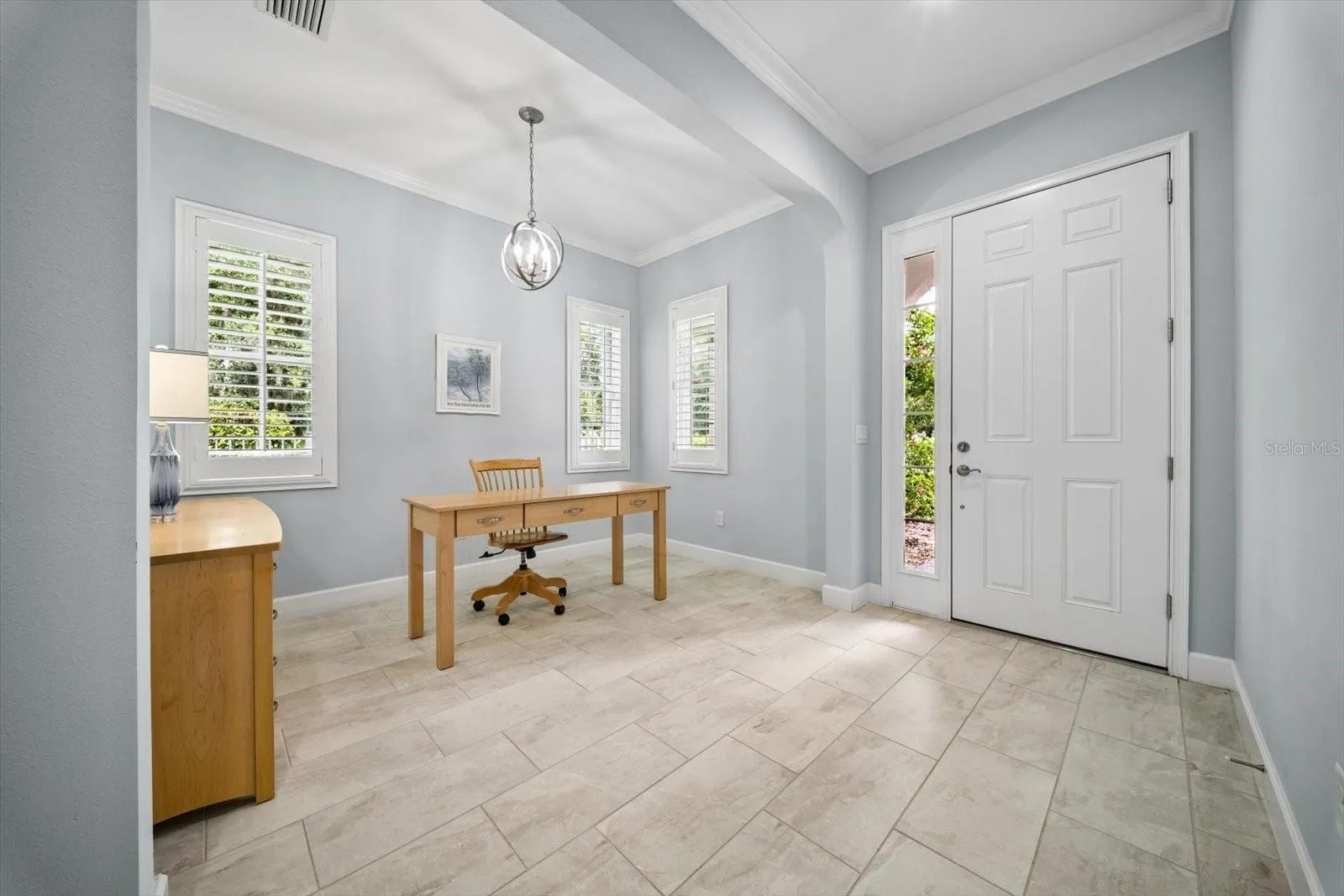 LIGHT BRIGHT DEDICATED OFFICE
