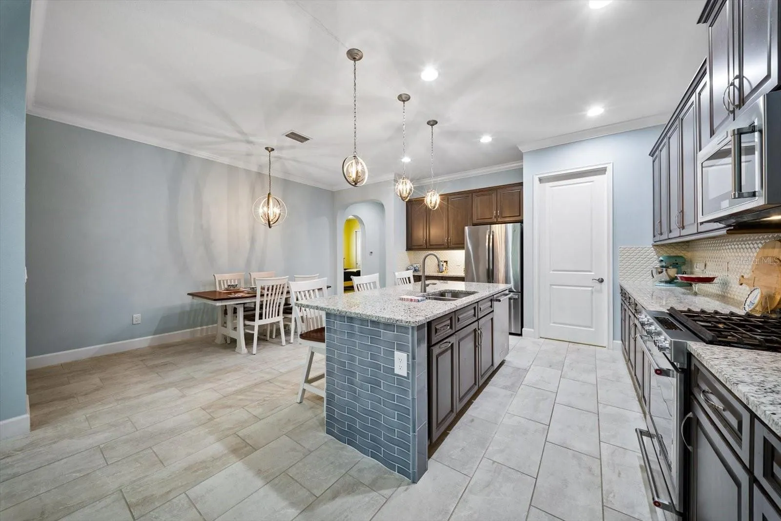 CERAMIC TILE IN ALL LIVING AREAS
