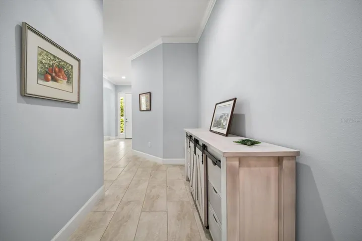 FOYER/ ENTRY