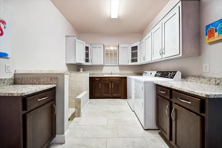AMAZING LAUNDRY WITH DOGGY SHOWER/ UTILTY WASH AREA