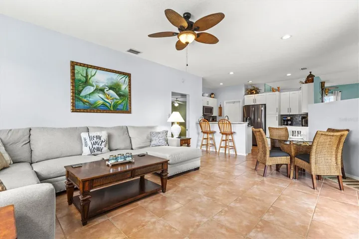 Spacious Livingroom/ kitchen w/ breakfast bar