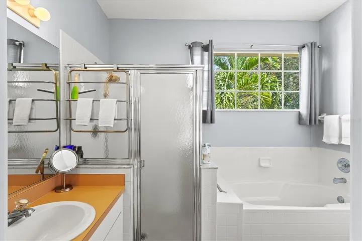 Separate shower/ garden tub