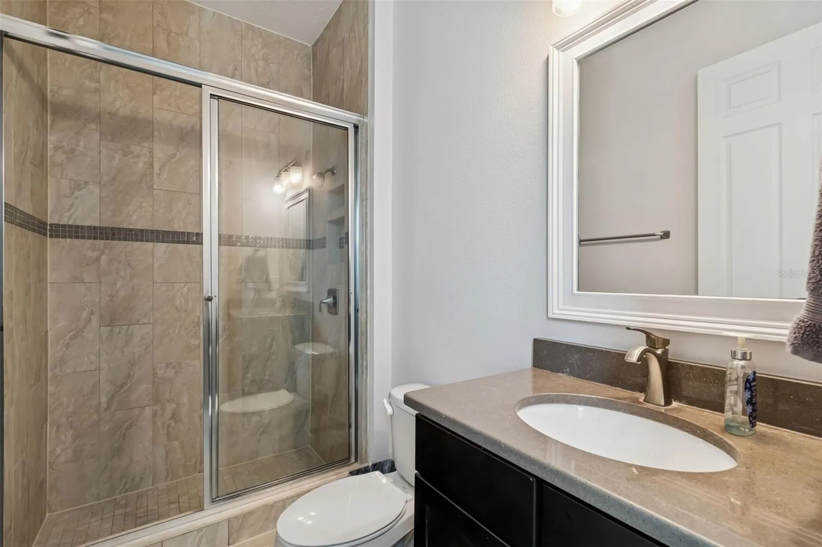 A full bathroom conveniently located beside the first floor bedroom.