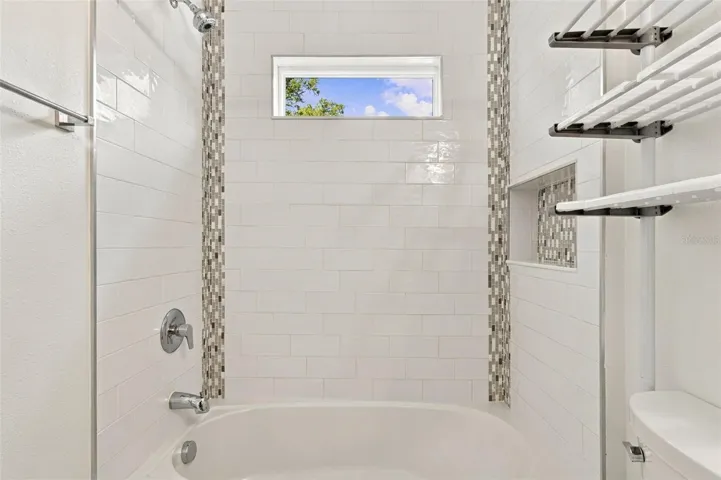 guest bath tub area