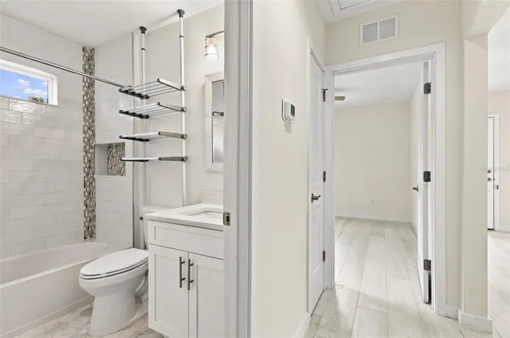 guest bath btw to front bdrms
