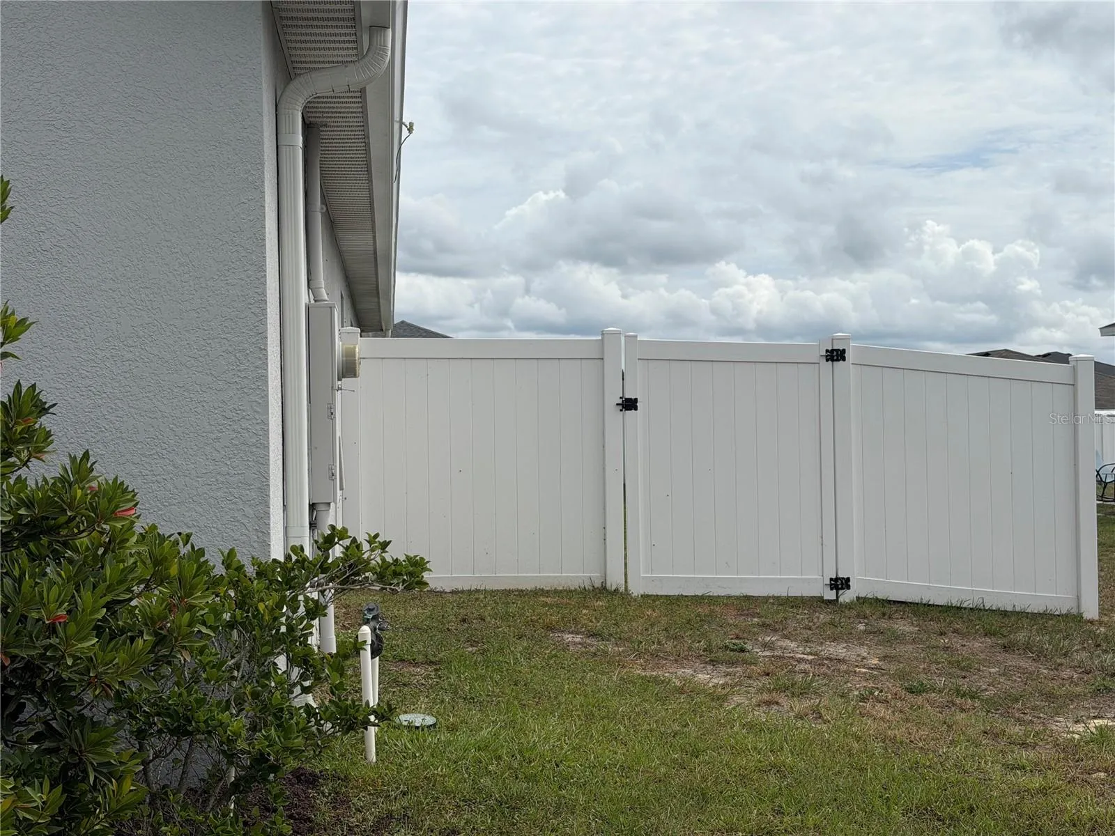 Right fence gate