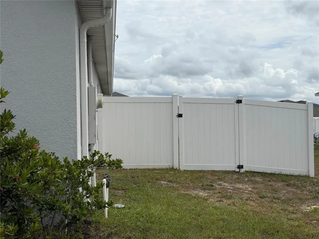 Right fence gate