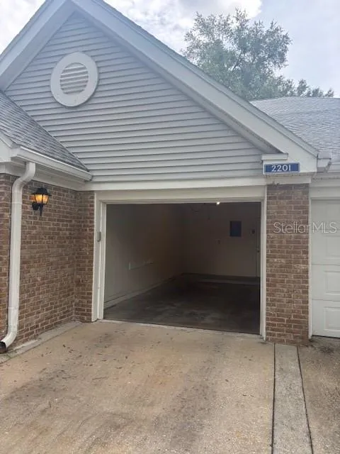 1 car garage (front)