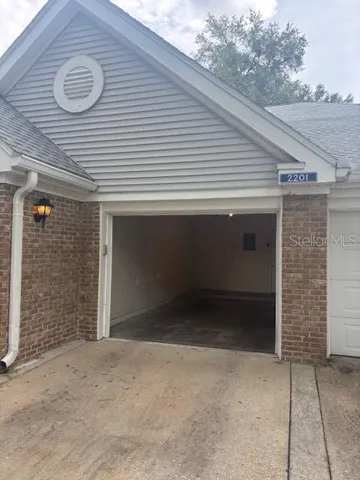 1 car garage (front)