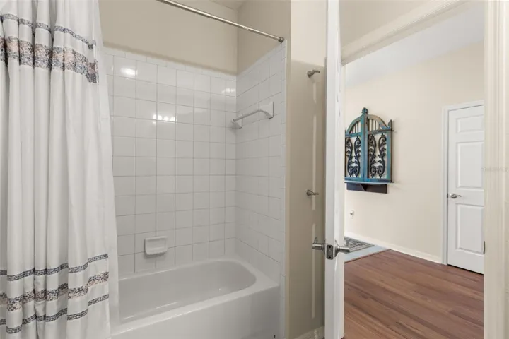 Second Bathroom with Tub/Shower Combination
