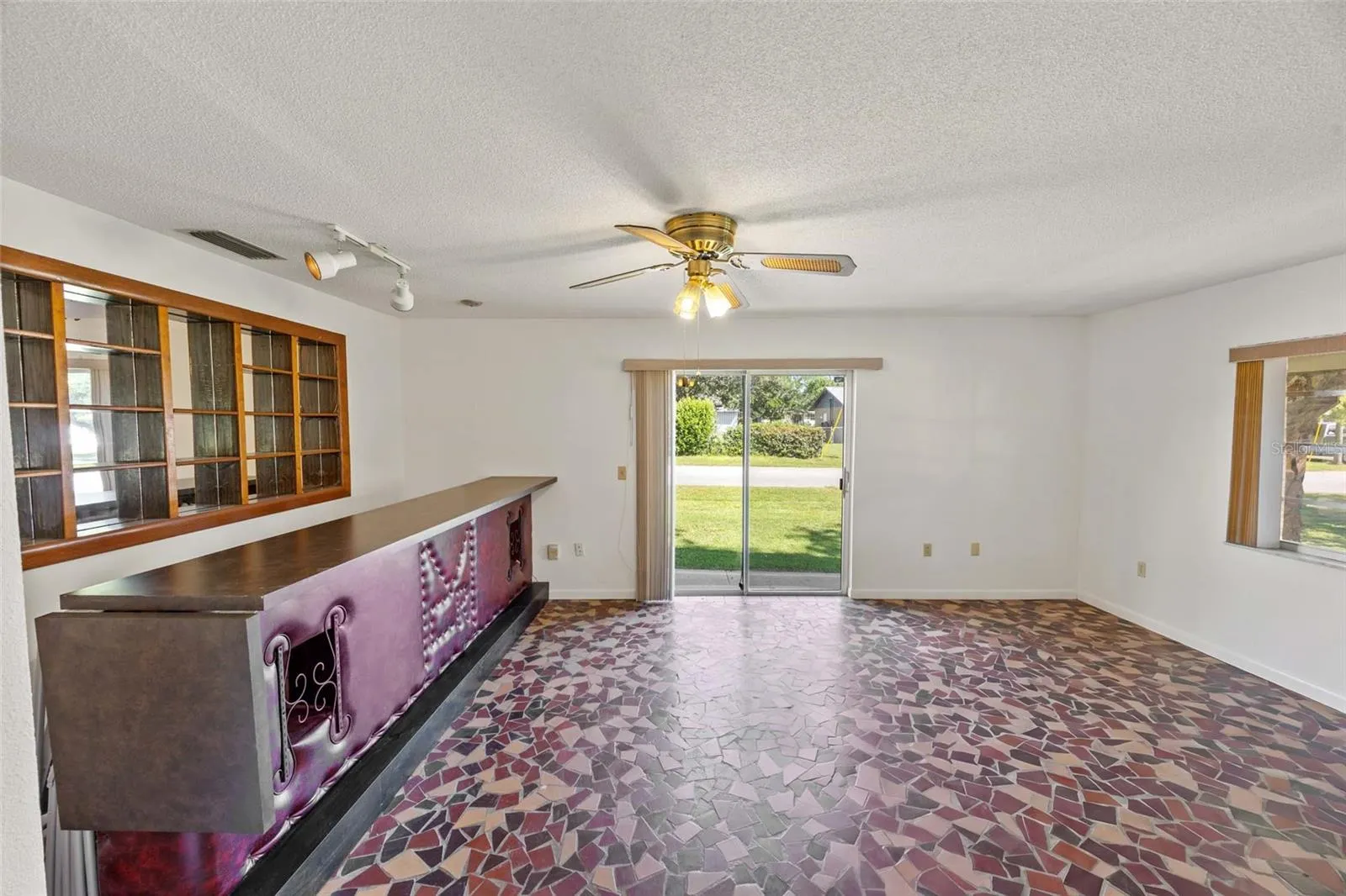 Sunroom, virtually decluttered