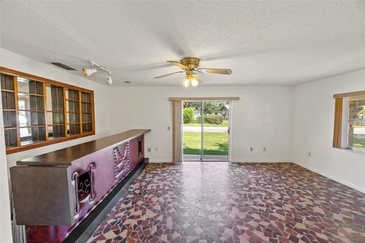 Sunroom, virtually decluttered