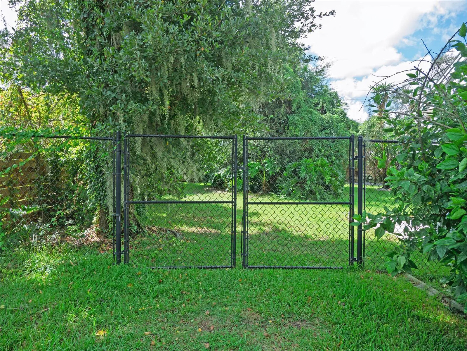 Double Gate, perfect for larger vehicles and storage