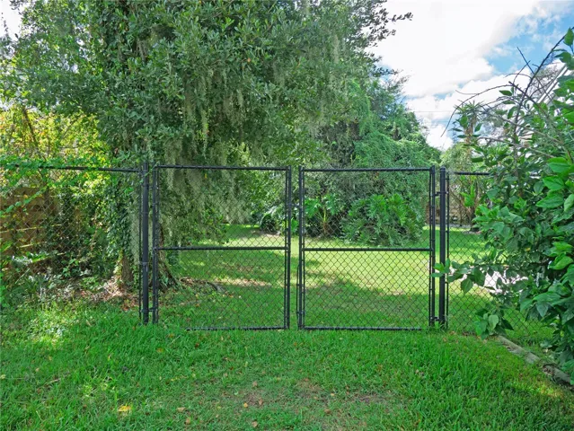 Double Gate, perfect for larger vehicles and storage