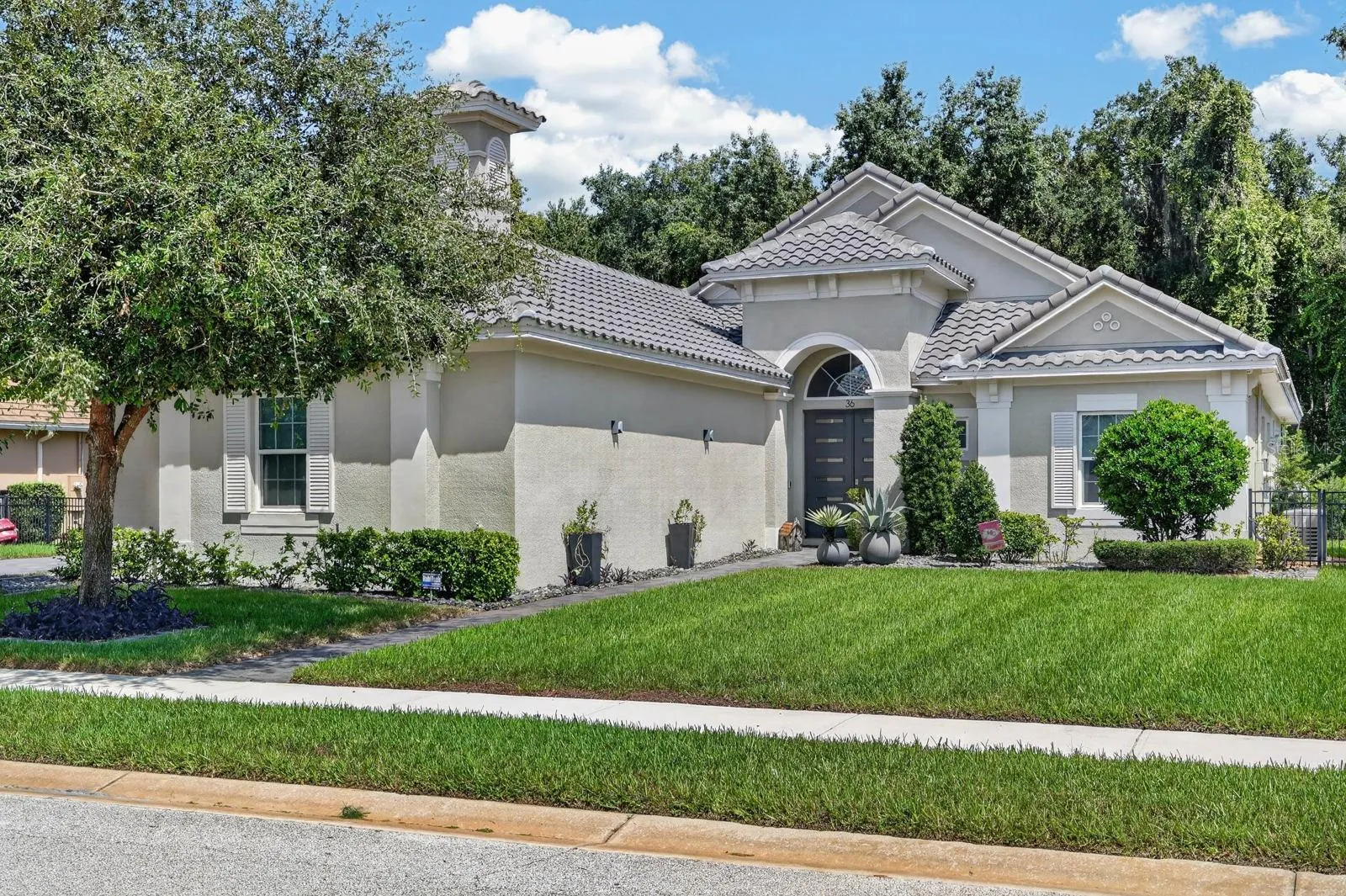 neighborhood has sidewalks