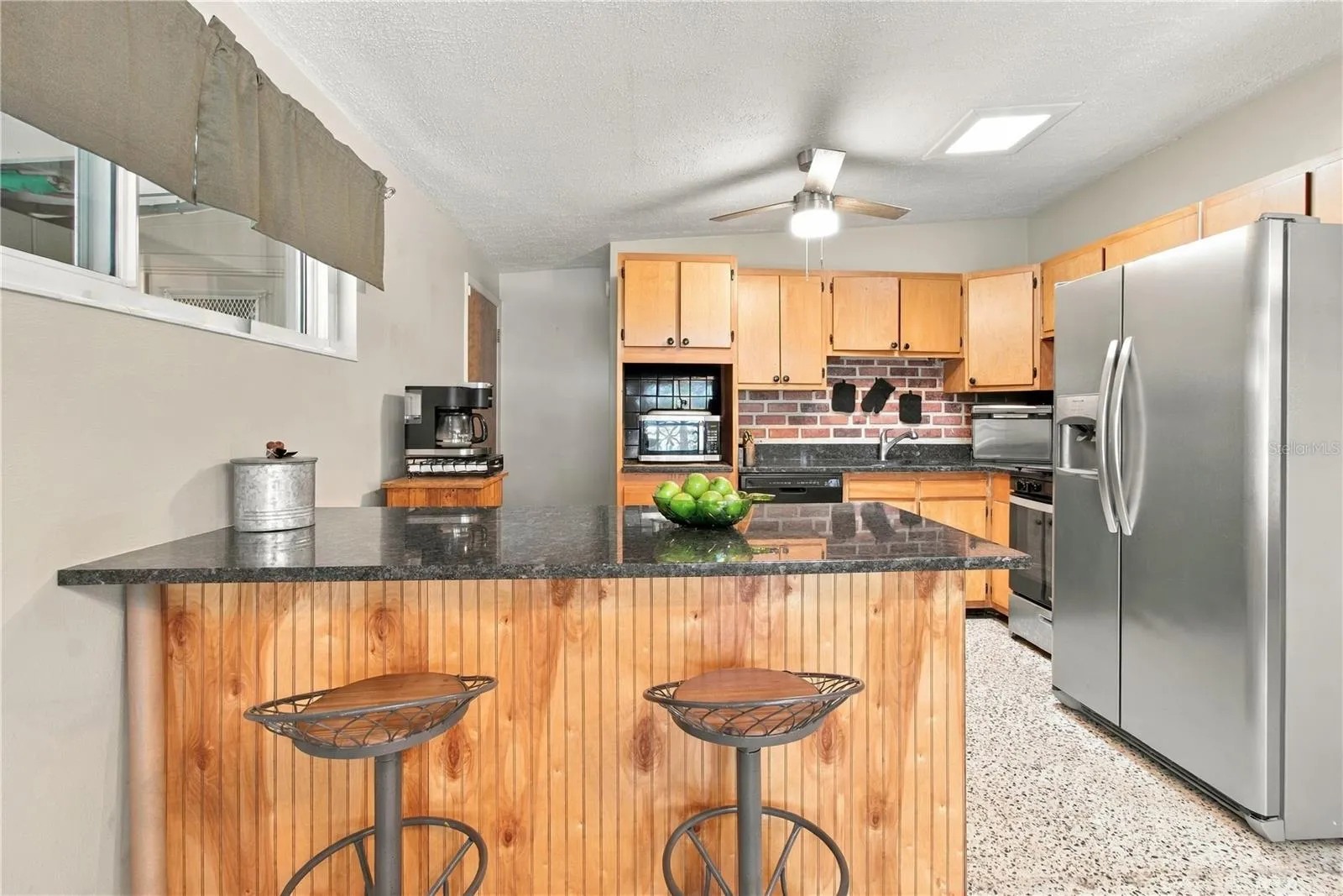 Kitchen with breakfast bar
