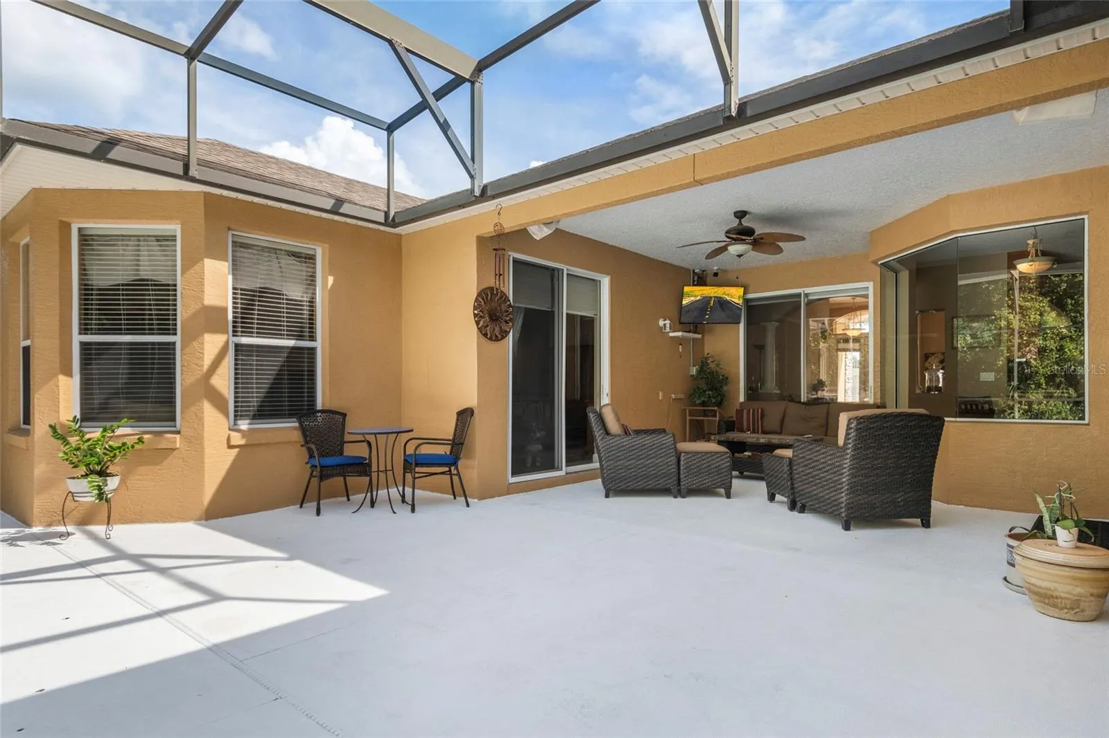 Large Lanai for outdoor entertaining and BBQ