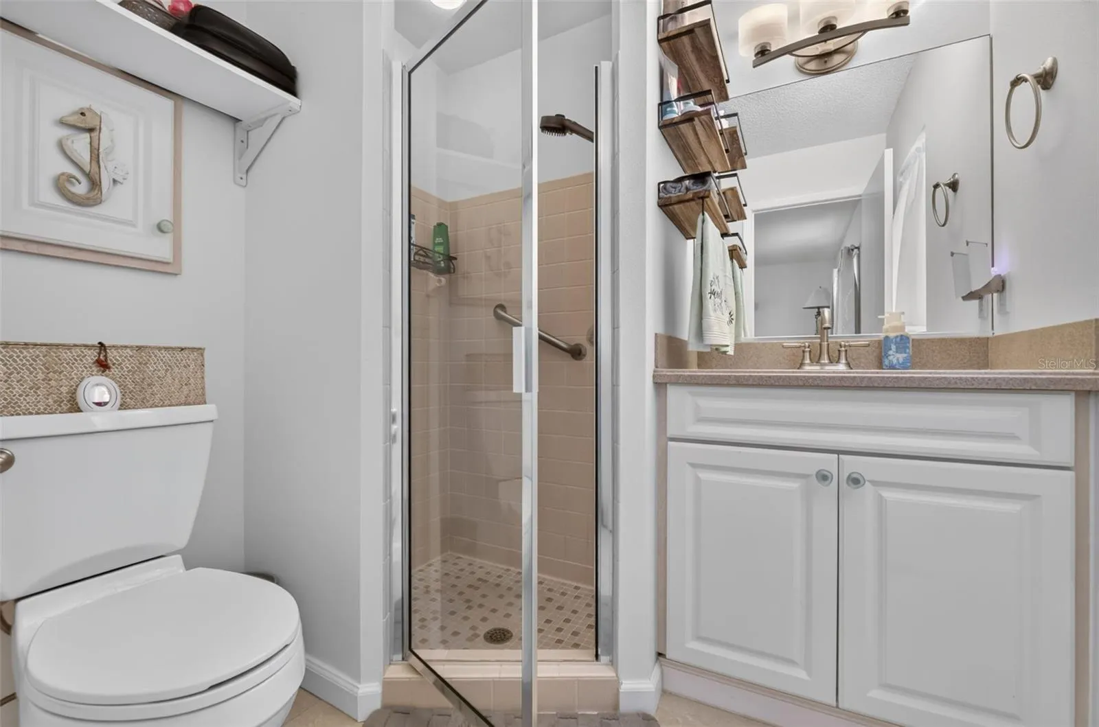 Primary en suite bathroom