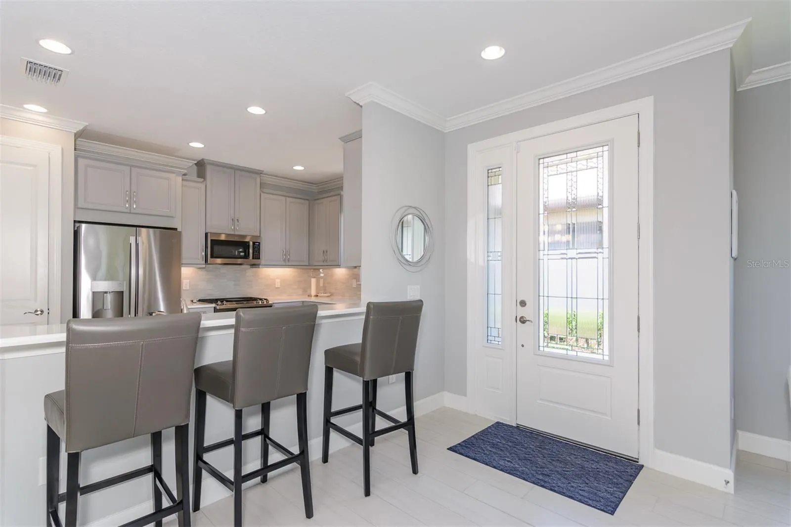 entry way/kitchen
